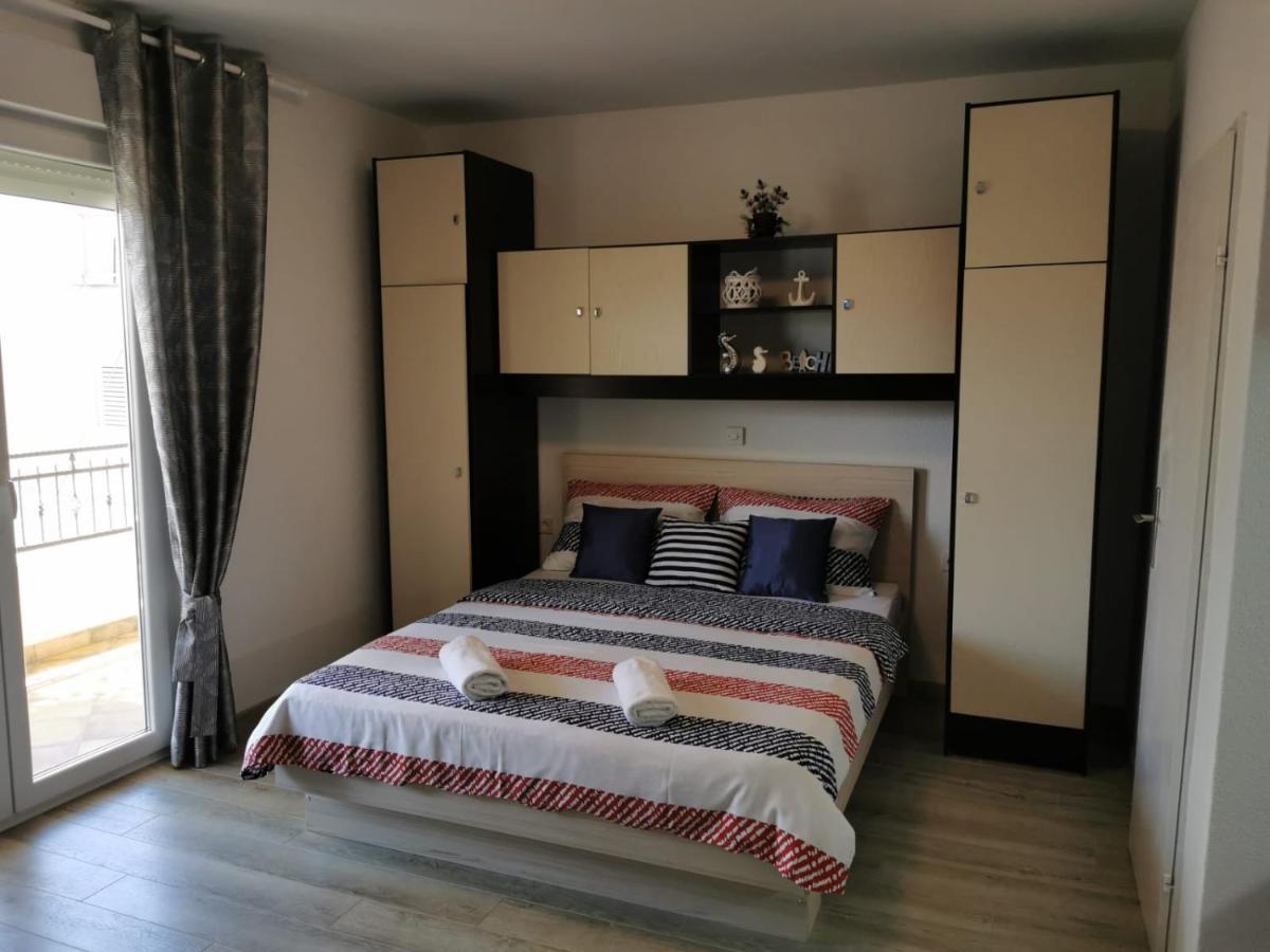 Apartment Deak *