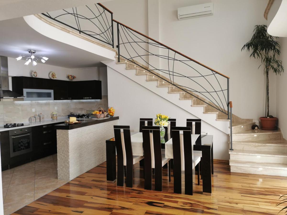 Apartment Deak *