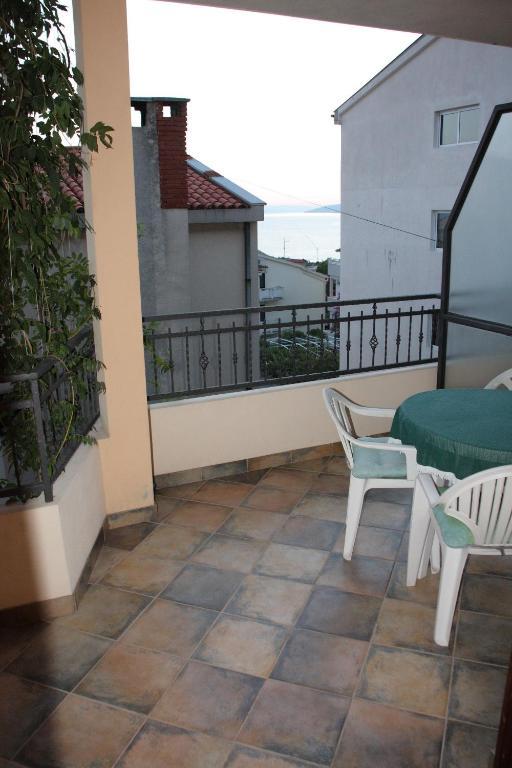 Apartment Deak *