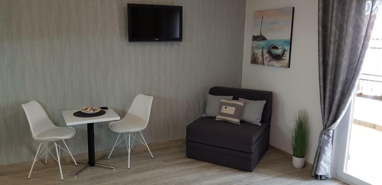 Apartment Deak *